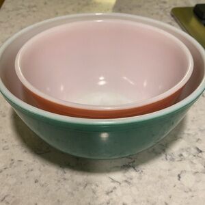 Two Pyrex mid century modern bowls, very good condition